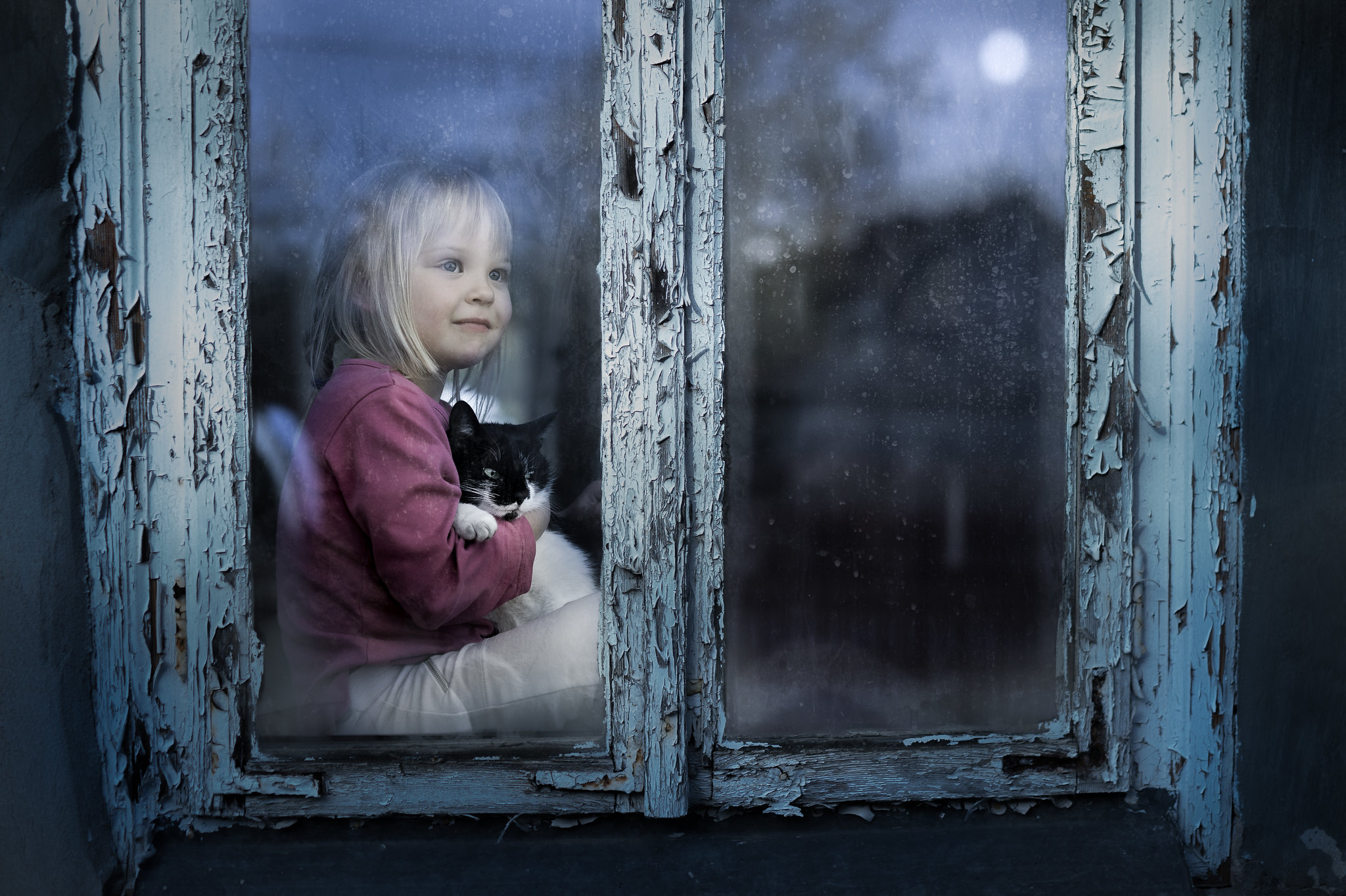 Посмотри в окно песня. Девочка у окна. Взгляд в окно. Маленькая девочка у окна. Человек за окном.
