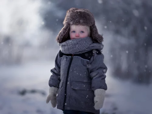 chłopiec z zaczerwienionymi policzkami zimą